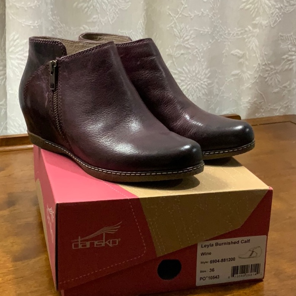 NEW DANSKO LEYLA BURNISHED wedge bootie 36 wine